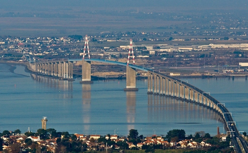 Livraison de bois de chauffage à Saint-Nazaire - Vue sur le port Port de Saint-Nazaire avec ses installations maritimes